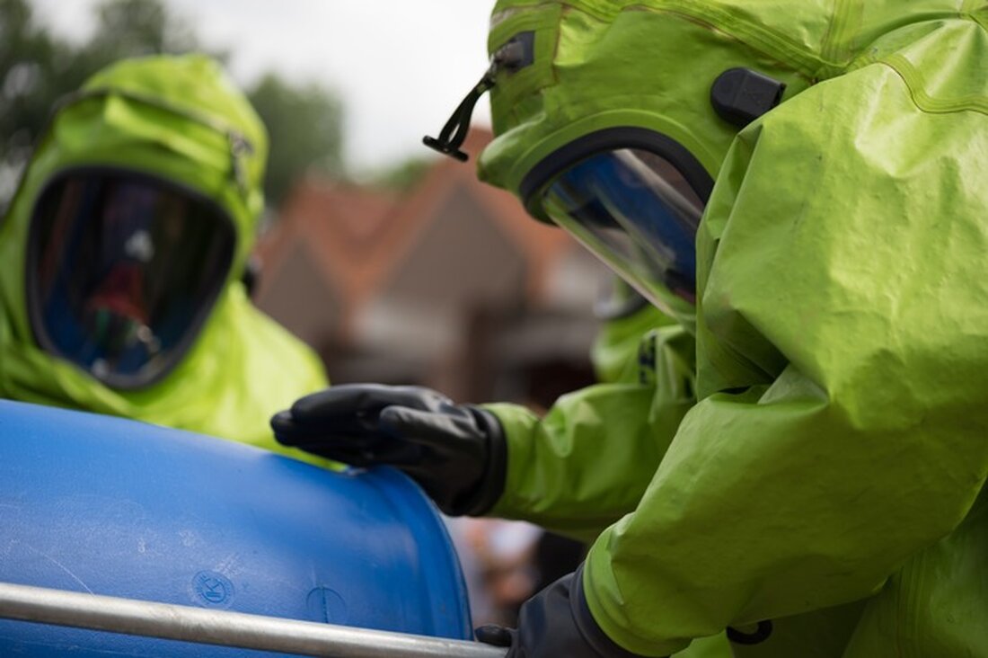 Die Feuerwehr Norderstedt hatte am 23. April 2025 aufgrund eines Gefahrstoffeinsatzes und paralleler Einsätze alle Hände voll zu tun.