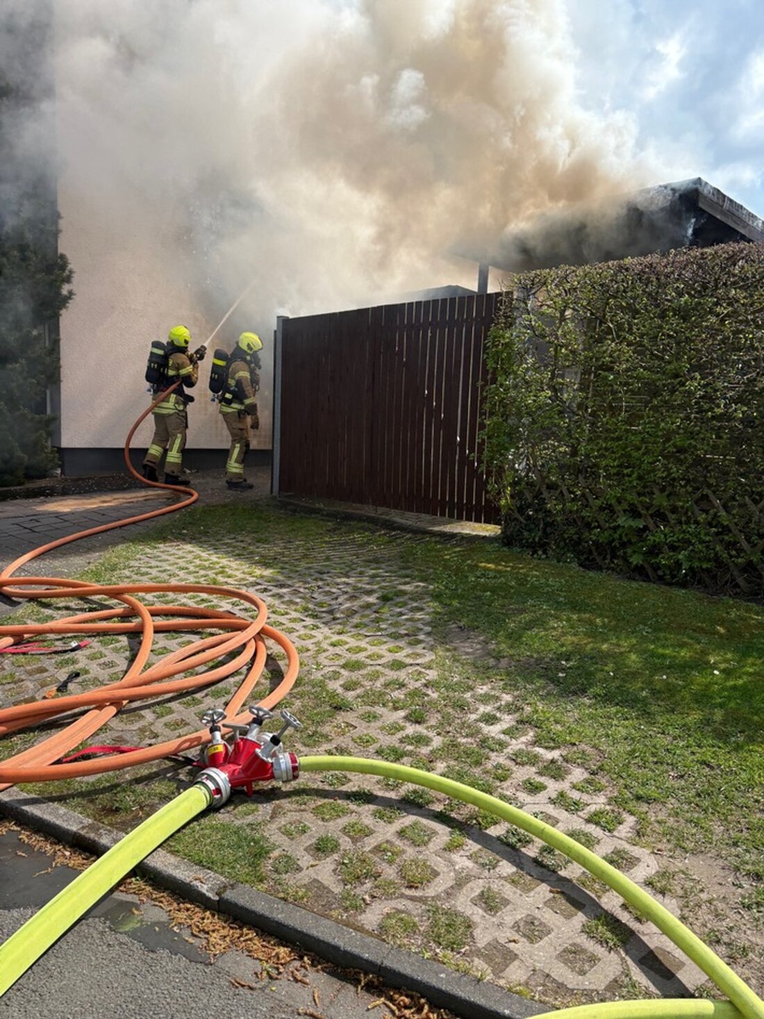 Feuerwehr Paderborn löscht Garagenbrand am Montag, verhindert Übergreifen auf Wohnhaus und Carport. 23 Einsatzkräfte vor Ort.