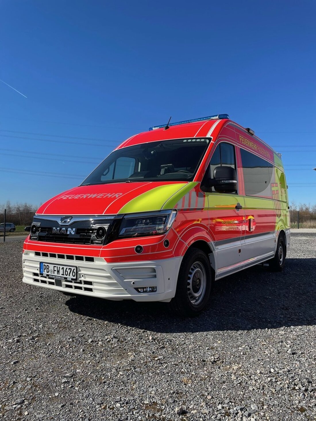 Die Feuerwehr Paderborn stärkt ihre Einsatzfähigkeit mit vier neuen Krankentransportwagen, ausgestattet für optimale Patientensicherheit.