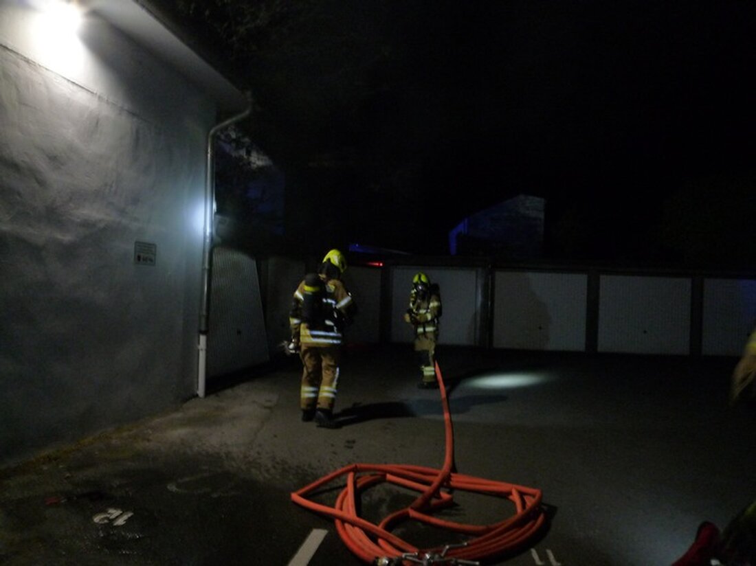 Die Feuerwehr Paderborn eilte am Sonntag zu einem Garagenbrand in der Pipinstraße, der als unklare Rauchentwicklung gemeldet wurde.