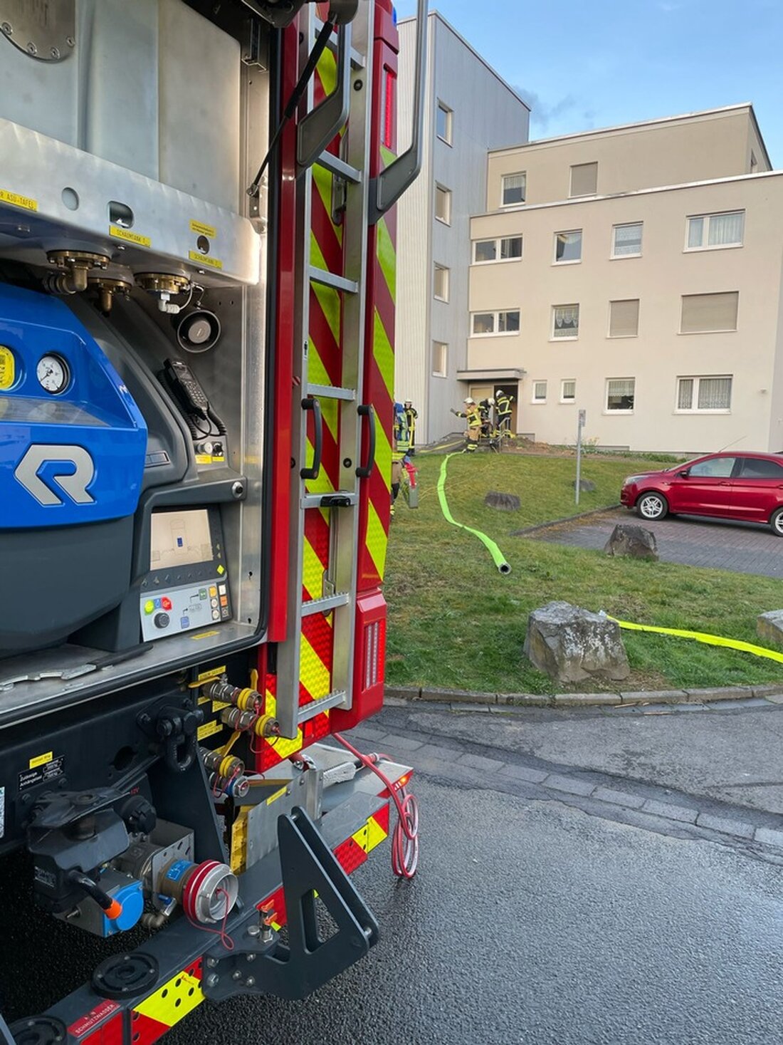 Die Feuerwehr Plettenberg war am Wochenende stark gefordert, mit mehreren Einsätzen von Bränden bis Ölspuren. 자세한 내용을 확인하세요.