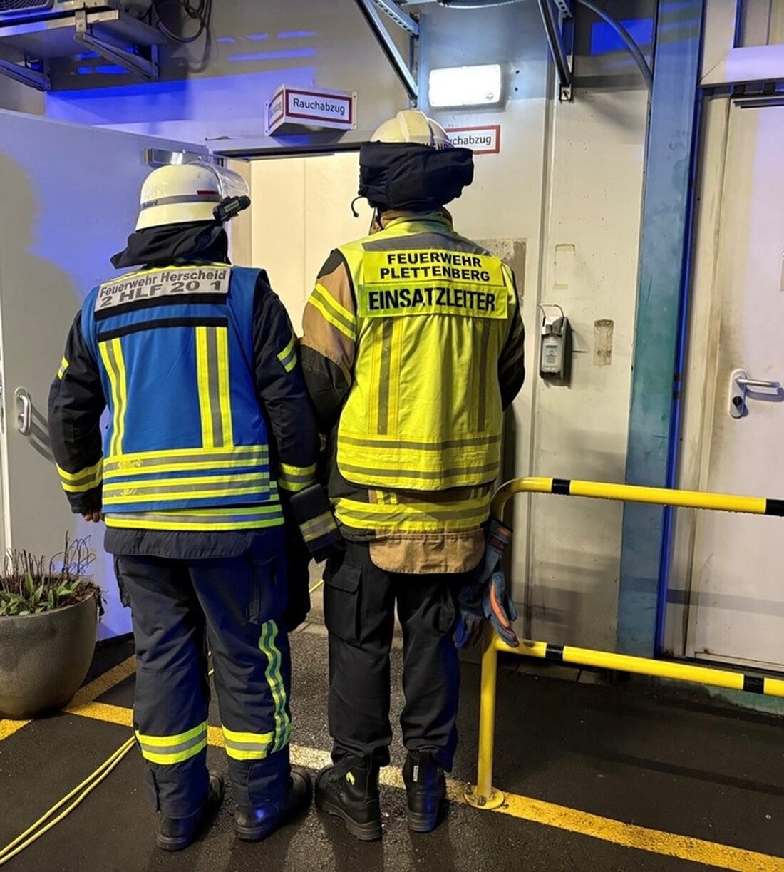 Die Feuerwehr Plettenberg absolvierte am Donnerstag mehrere Einsätze, darunter Wasserschaden und Kaminbrand, sowie automatische Brandmeldeanlagen.