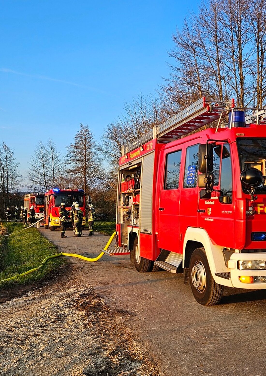 Die Feuerwehr Radolfzell löschte am Dienstag einen Flächenbrand in Böhringen, wo eine Wiese und Schilffläche in Flammen standen.
