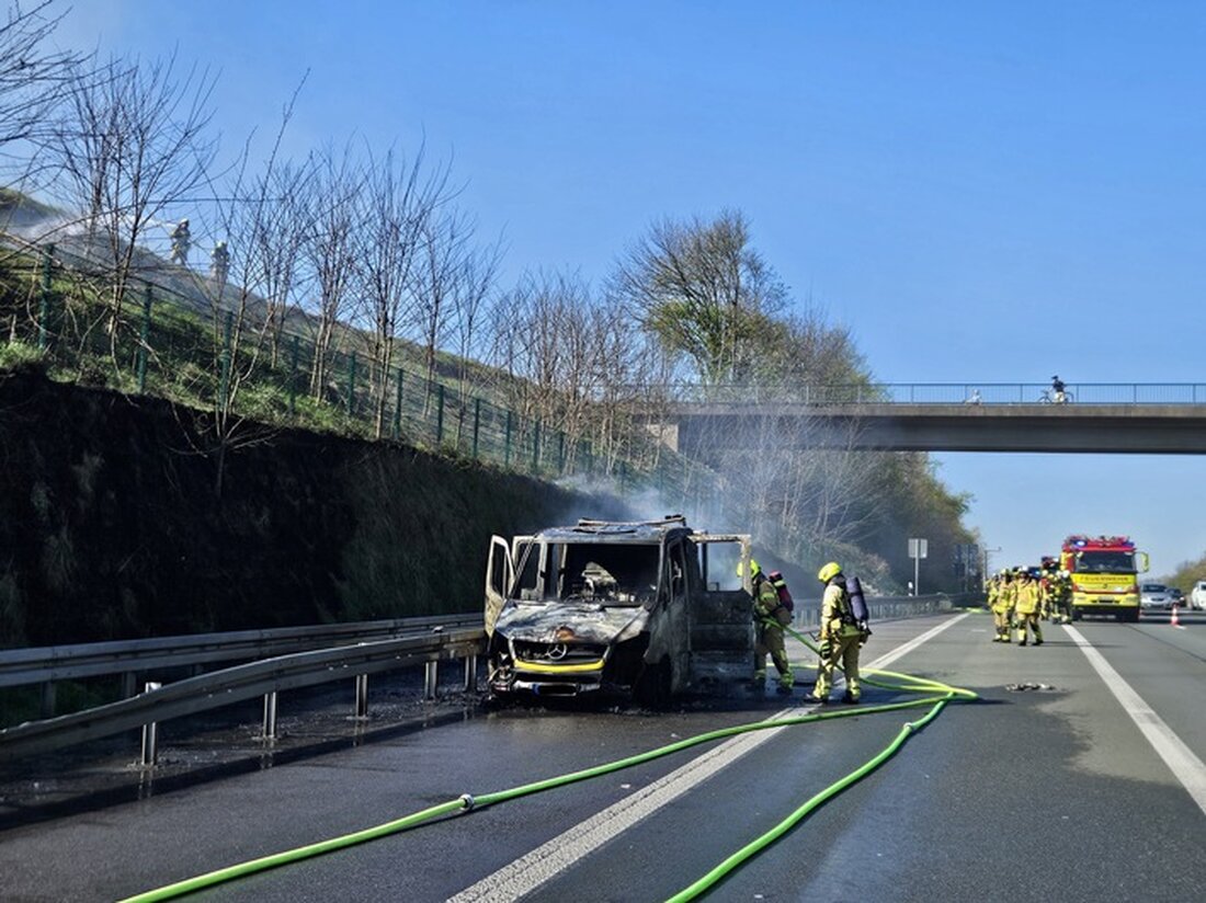 Feuerwehr Ratingen löscht Fahrzeugbrand eines Abschleppwagens auf der BAB 3. Fahrer leicht verletzt, Umweltmaßnahmen eingeleitet.