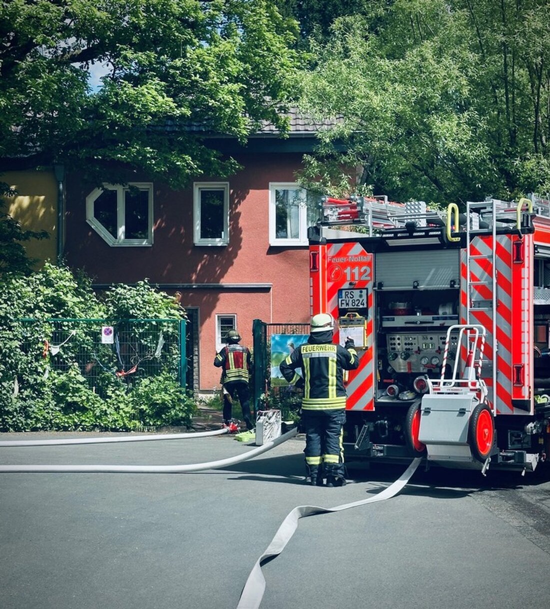 Feuerwehr Remscheid alarmiert: Brand in Kindertagesstätte an der Burger Straße. Alle Kinder evakuiert, eine Erzieherin leicht verletzt.