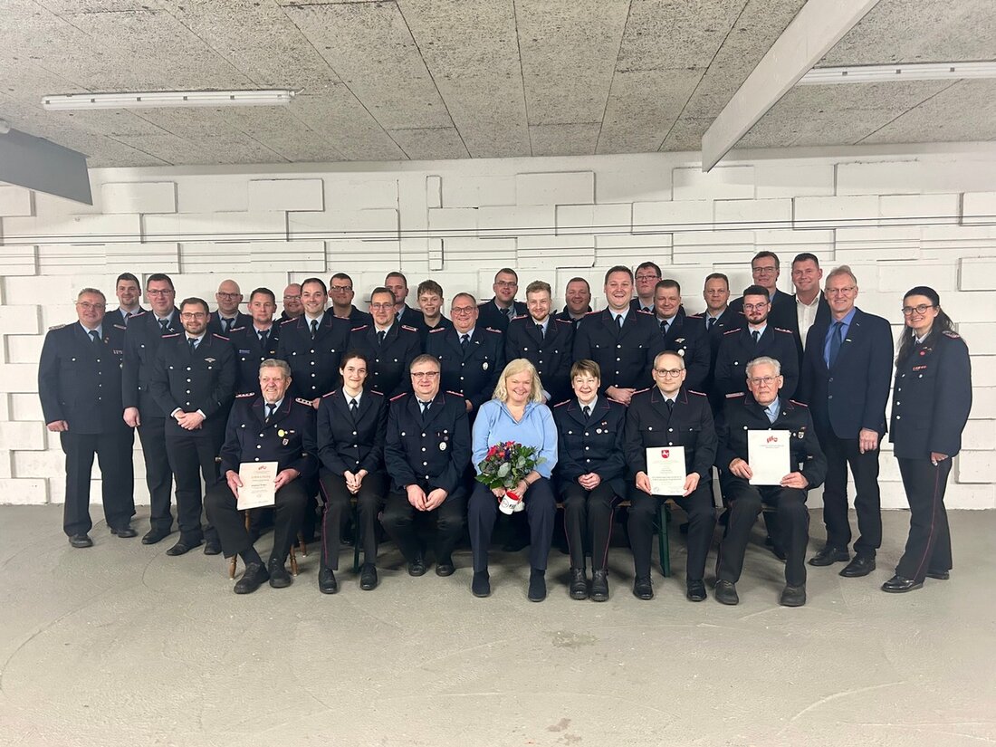 Die Jahreshauptversammlung der Feuerwehr Sandkrug im Schützenhaus beleuchtet ein erfolgreiches Jahr mit 112 Einsätzen und zahlreichen Fortschritten.