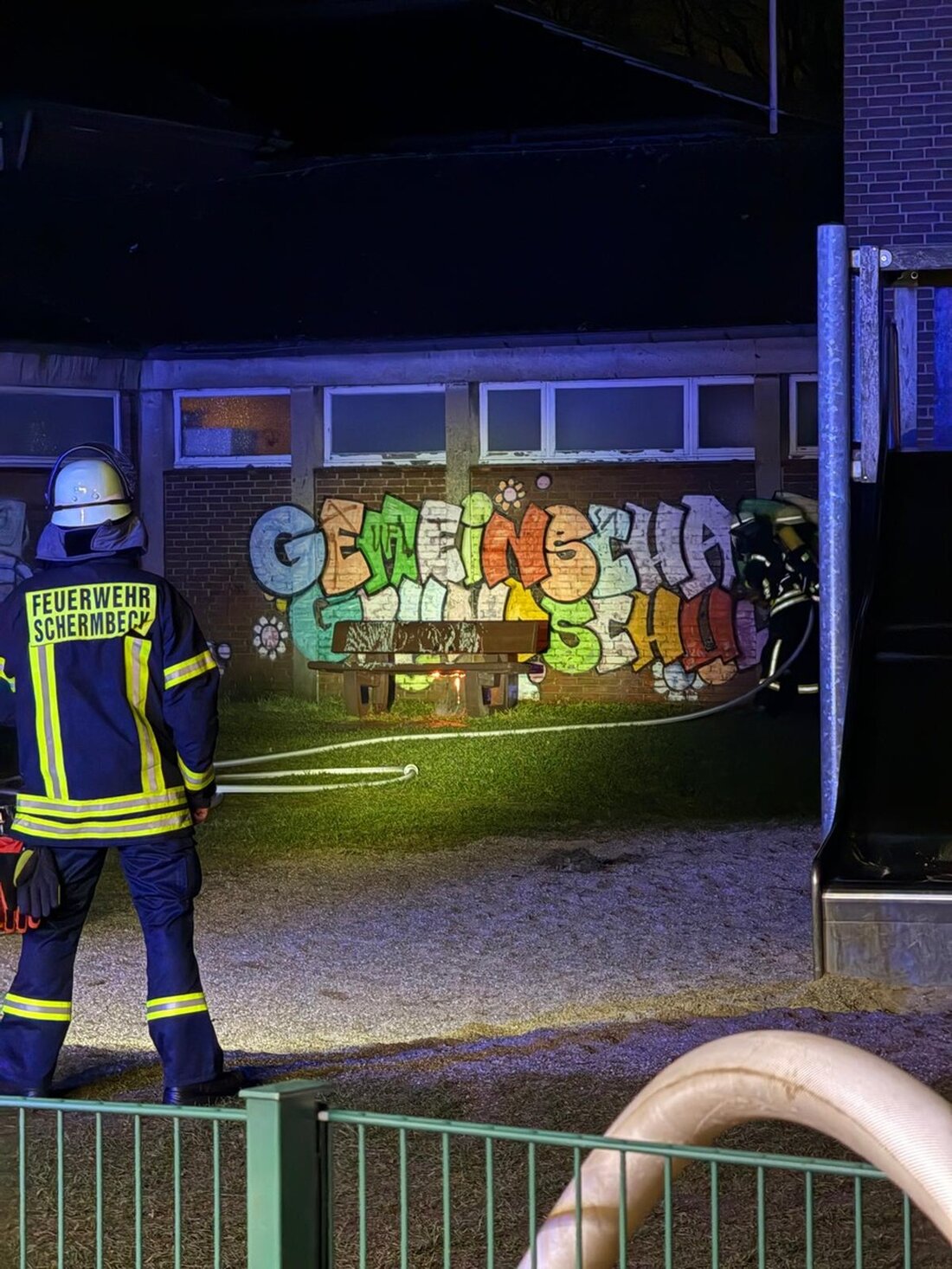 Am Samstagabend löschte die Feuerwehr Schermbeck einen Brand einer Kunststoffbank an der Weseler Straße.