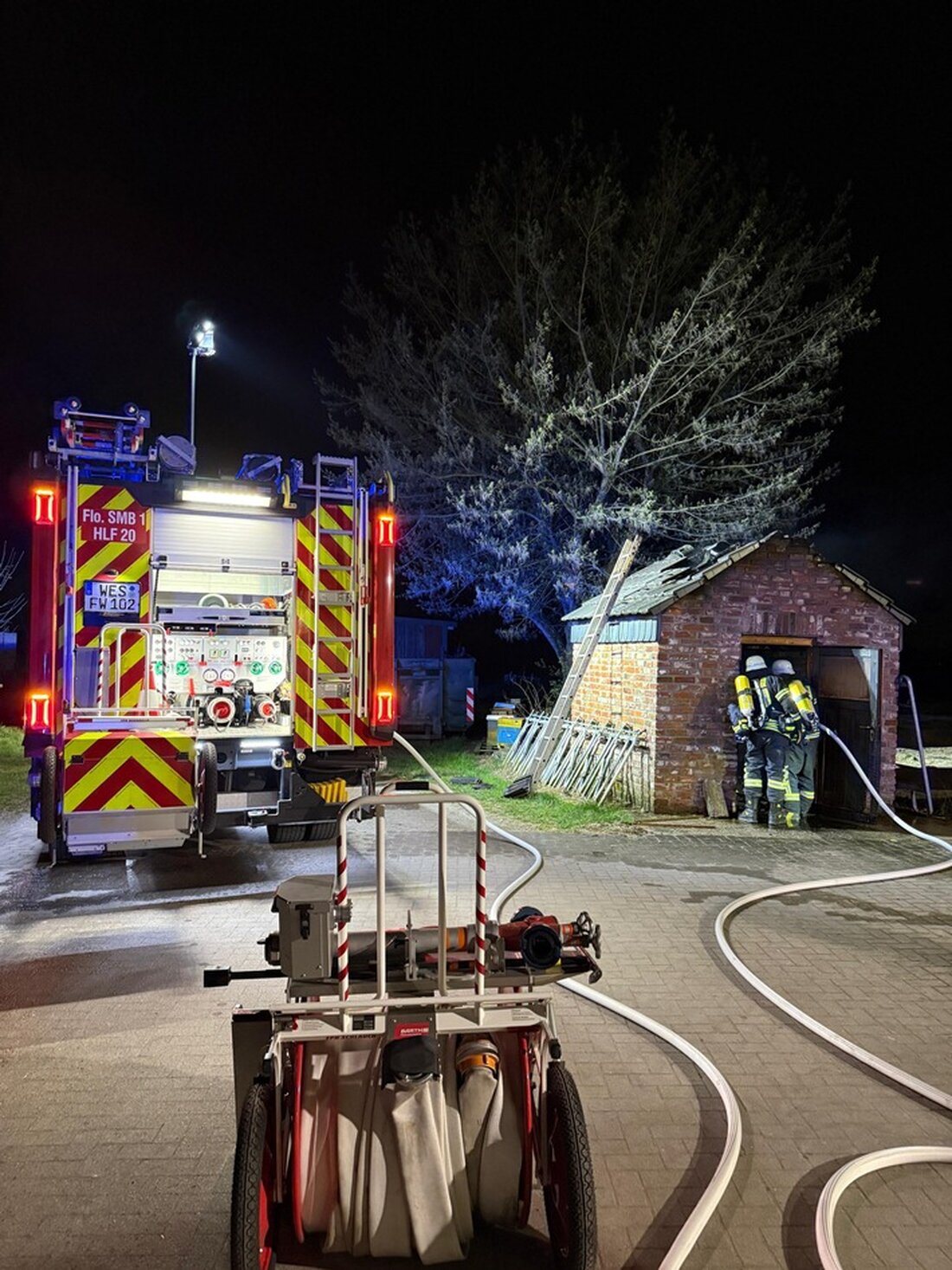 Am Mittwochabend löscht die Feuerwehr Schermbeck einen Garagenbrand in einem wirtschaftlichen Nebengebäude am Wachtenbrinker Weg.