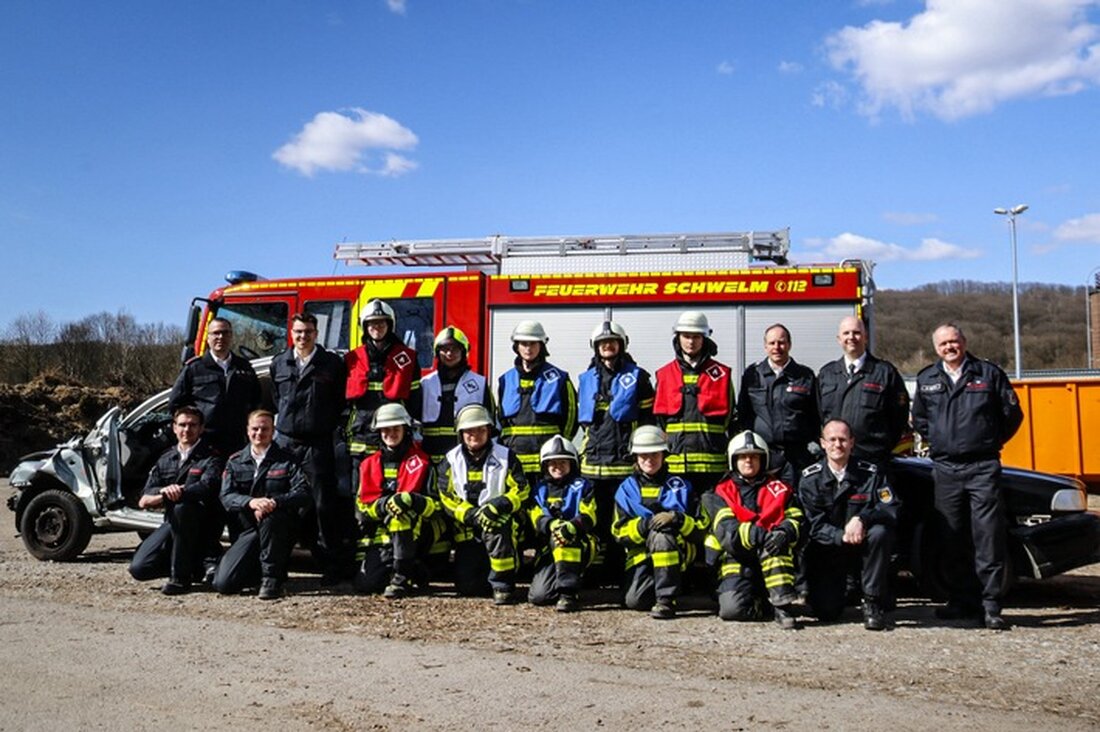 Die Feuerwehr Schwelm feiert den Abschluss der Grundausbildung "Technische Hilfeleistung" mit zehn erfolgreichen Teilnehmern.