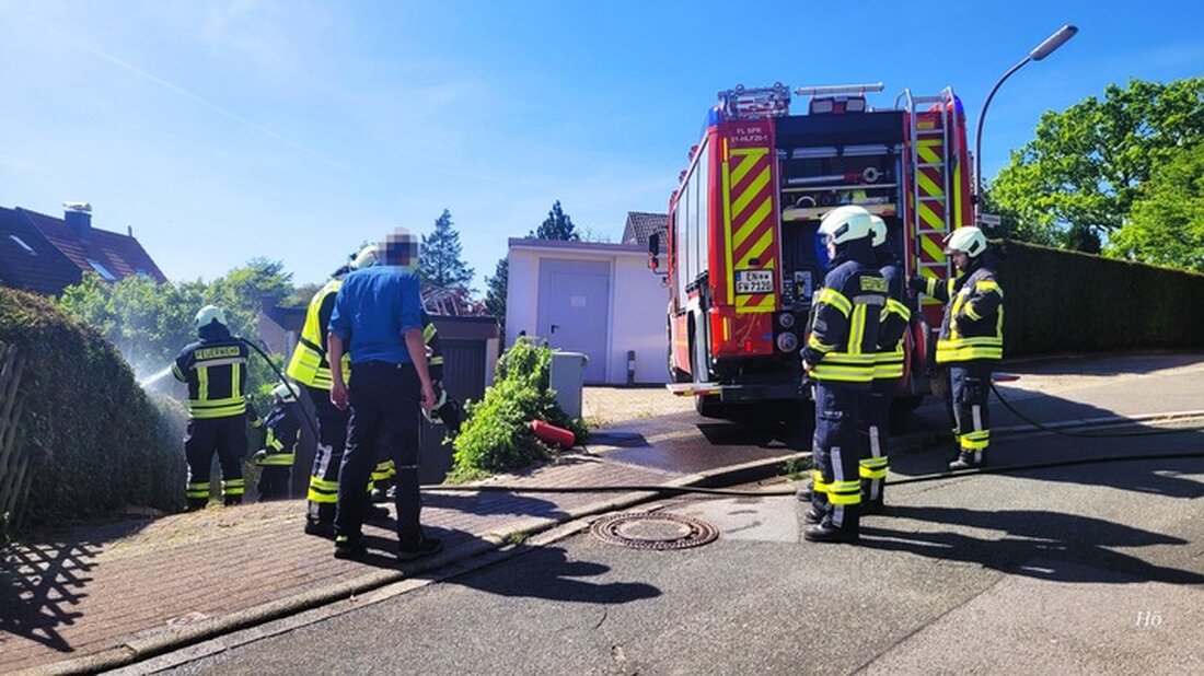 Am Dienstag alarmierte die Feuerwehr Sprockhövel zu einem Heckenbrand in Niedersprockhövel. Anwohner halfen bereits mit Löschmaßnahmen.