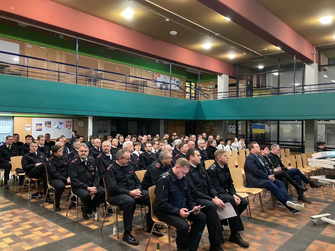 Am 31. Januar 2025 blickte die Feuerwehr Tönisvorst auf 353 Einsätze zurück. Bürgermeister und Ehrenamtliche würdigen den unermüdlichen Einsatz.