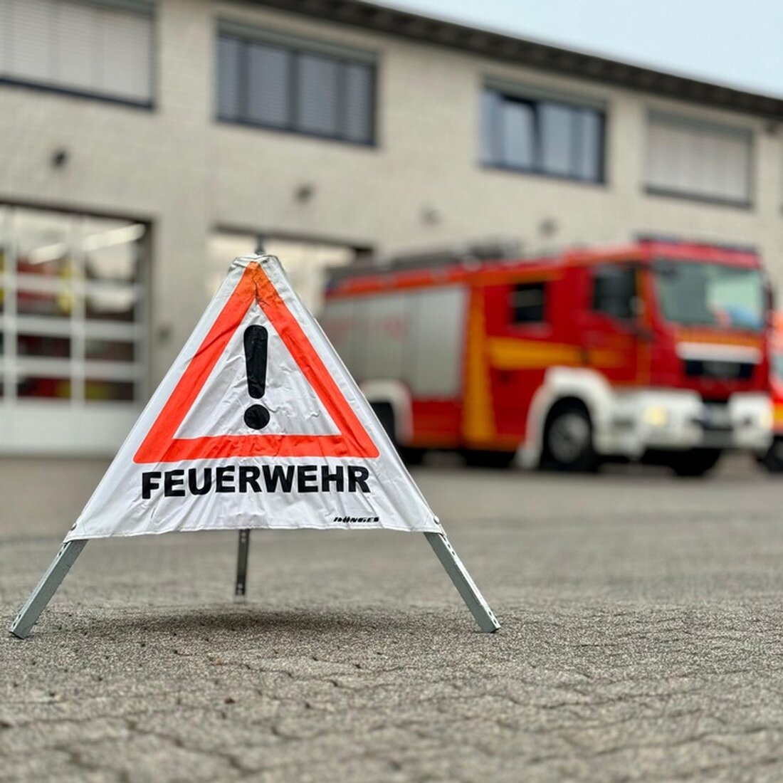 Die Feuerwehr Velbert hatte am 14. Mai 2025 einen einsatzreichen Nachmittag mit mehreren parallelen Einsätzen, darunter Verkehrsunfälle und ein Flächenbrand.