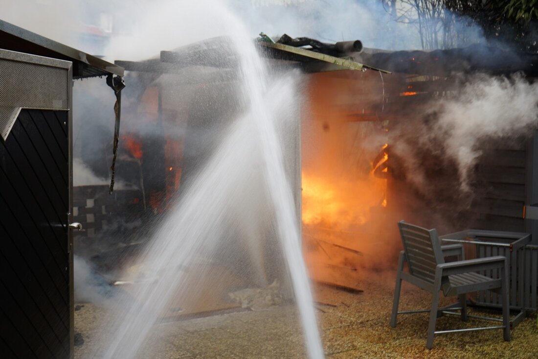 Feuerwehr Vluyn bekämpfte am Donnerstagmittag erfolgreich einen Carport-Brand, verhinderte Ausbreitung auf Garage und Gartenlaube.
