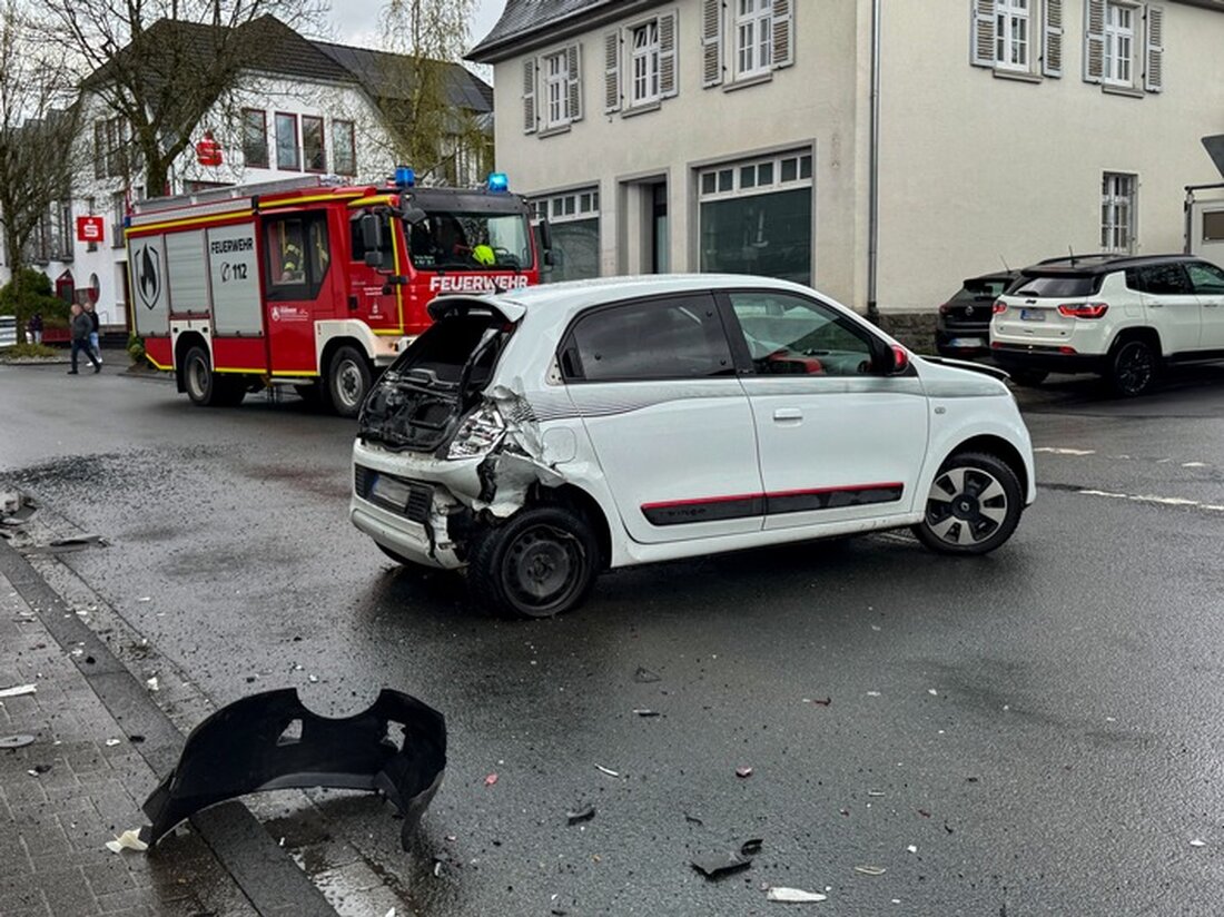 Einsatzkräfte der Feuerwehr Wenden unterstützen bei Verkehrsunfall, kümmern sich um verletzte Personen und sichern die Unfallstelle.