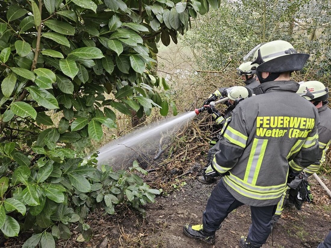 Am Samstag war die Feuerwehr Wetter (Ruhr) zweimal im Einsatz, um Kleinbrände aufgrund unsachgemäßer Kaminasche-Entsorgung zu löschen.