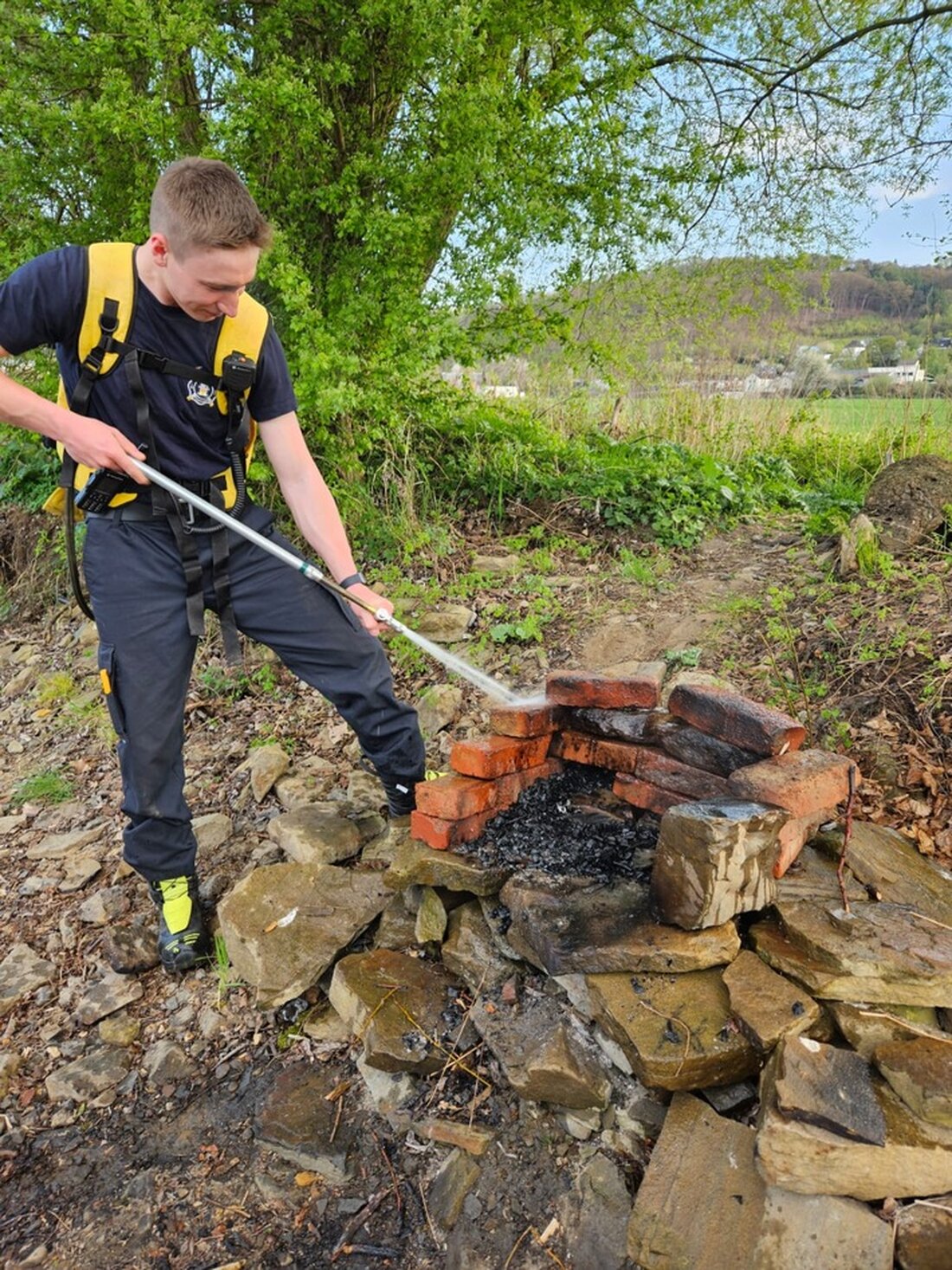 Feuerwehr Wetter löschte Kleinbrand, ausgelöst durch Jugendliche beim Grillen. Einsatzkräfte kontrollierten Glutnester gründlich.