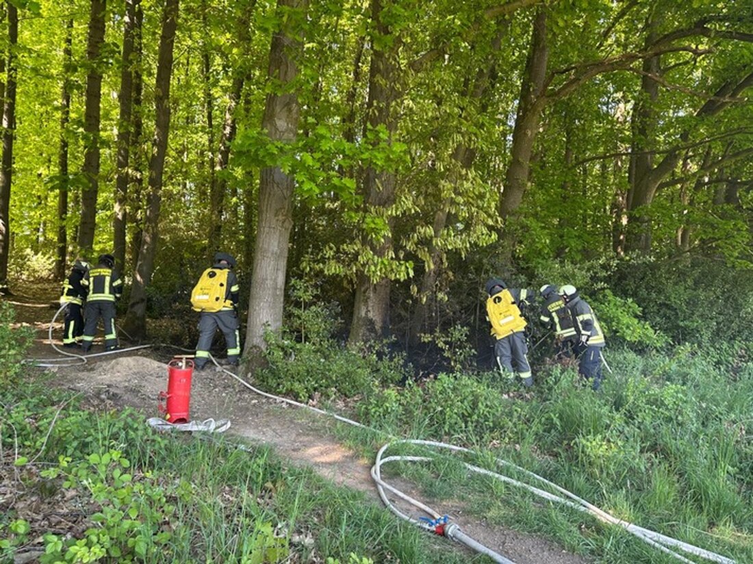 Am 10.05.2025 löschte die Feuerwehr Wetter (Ruhr) einen Waldbrand am Altenhofer Weg erfolgreich und kontrollierte Glutnester.