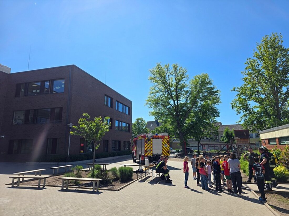 Am 13. Mai 2025 informierte die Freiwillige Feuerwehr Werne Drittklässler der Wiehagengrundschule über Brandschutz.