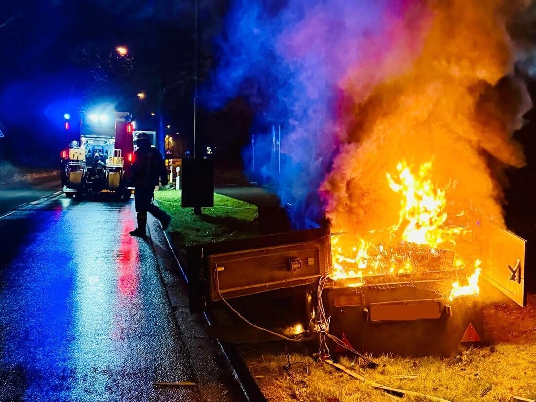 In Neukirchen-Vluyn wurde ein Blitzeranhänger in der Nacht angezündet. Die Feuerwehr Einsatz Kräfte löschten schnell das Feuer.
