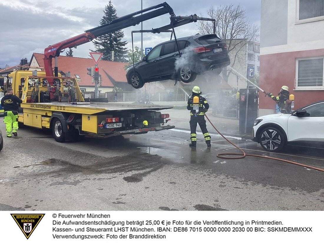 Feuerwehr München rettet rauchenden BMW an Ladesäule in Moosach. Fahrzeug wurde gekühlt und abgeschleppt, Schadenshöhe unbekannt.