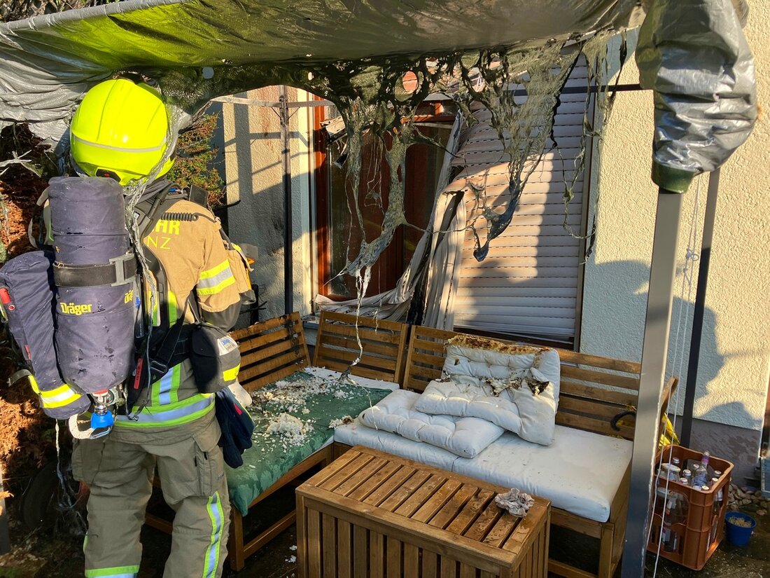 Feuerwehr Konstanz löschte am 04.03.2025 einen Brand an einem Gebäude im Buhlenweg. Anwohner halfen vor Ort.
