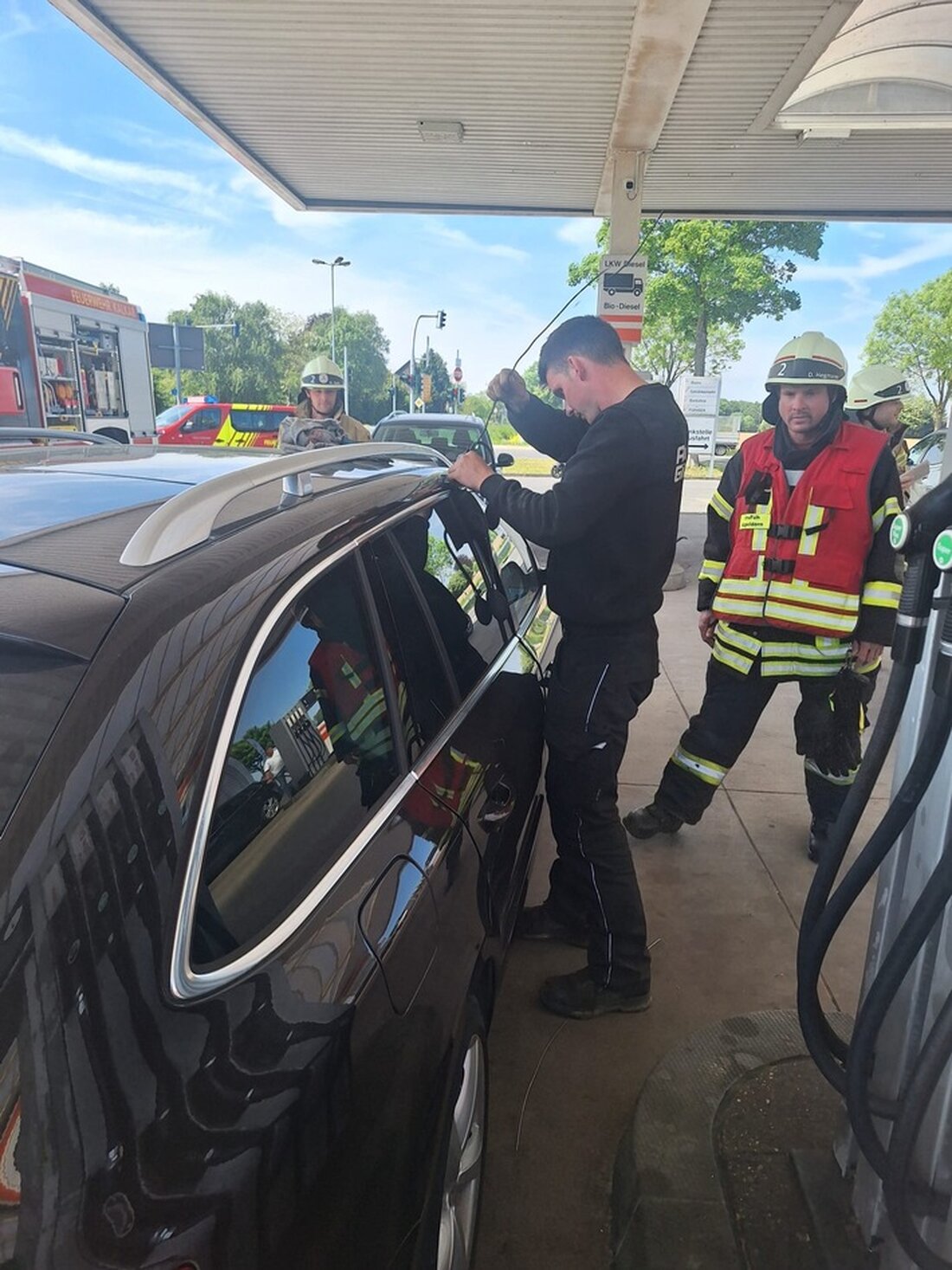 Einsatz der Feuerwehr Kalkar in Appeldorn: Schnelle Hilfe für ein Kleinkind im verschlossenen Auto, ohne Schäden und in glücklichem Ende.