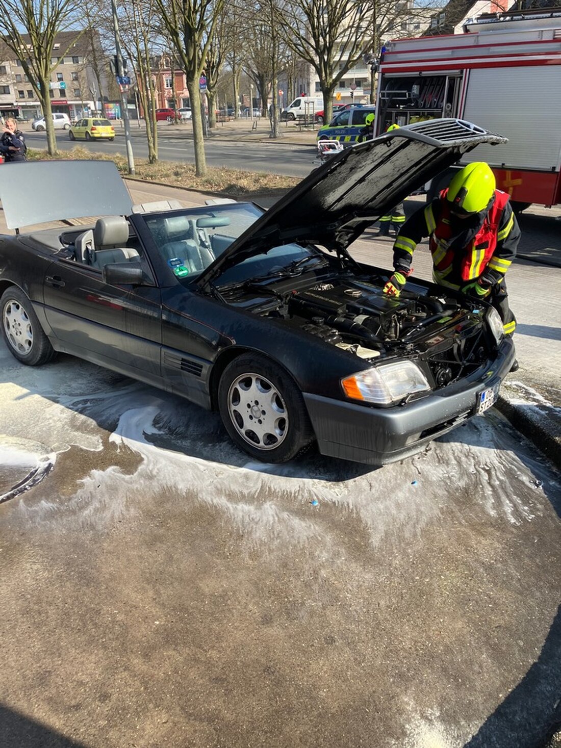 Am Sonntagmittag brannte ein PKW auf einer Tankstelle in Oberhausen-Schmachtendorf. Die Feuerwehr löschte schnell. Ermittlungen laufen.