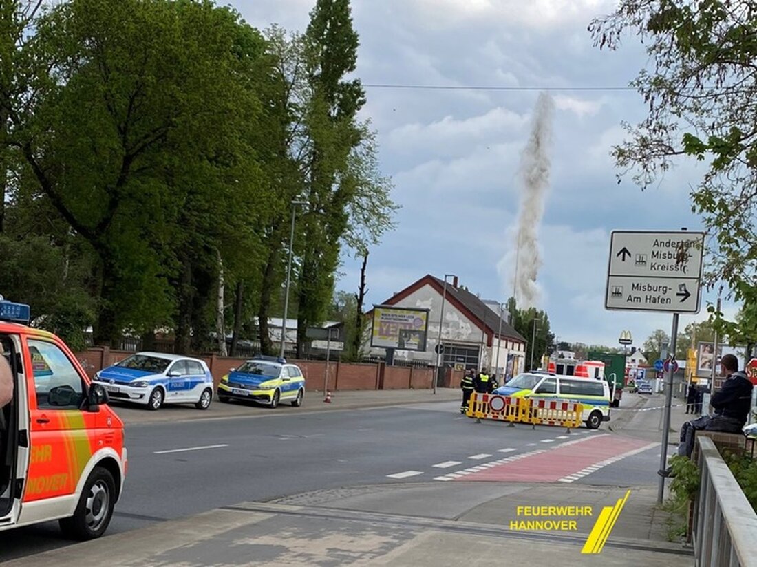 Feuerwehr Hannover erfolgreich bei der Sprengung einer Weltkriegsbombe in Misburg-Süd. 300 Einsatzkräfte sicher evakuiert.