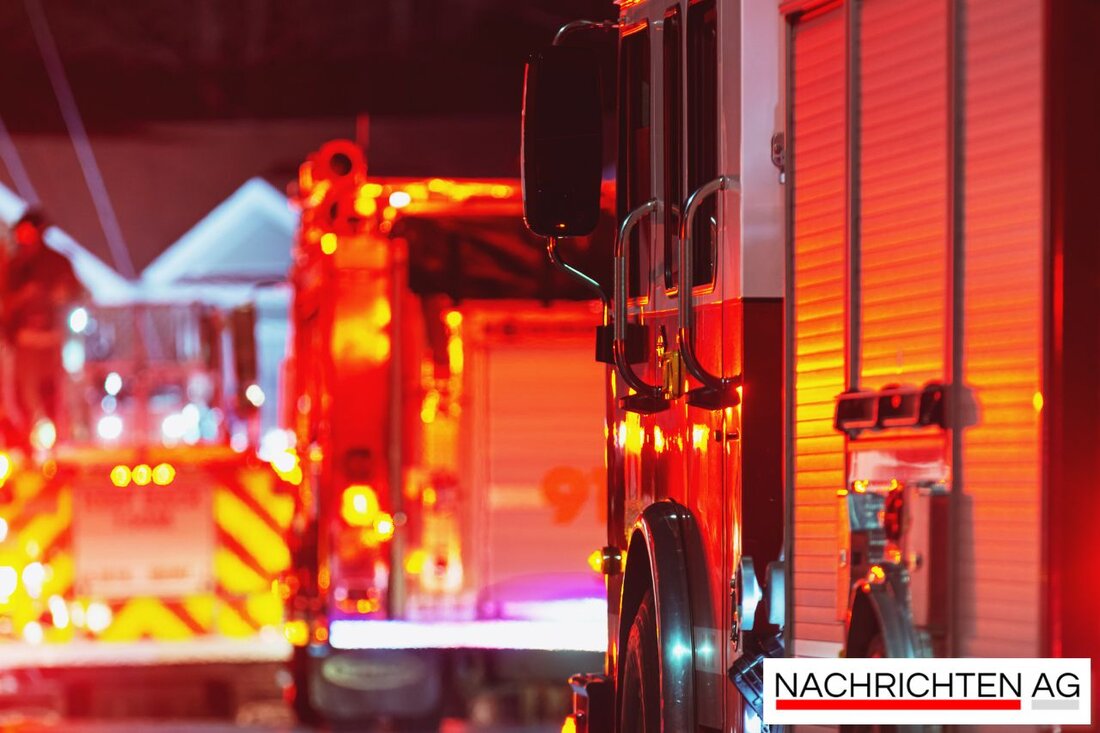 Ein Angler entdeckte 44 Kanister unbekannter Flüssigkeit im Küstenkanal Emsland. Polizei untersucht Umweltgefährdung.
