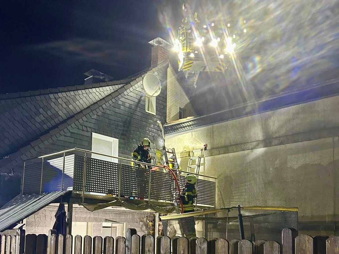 Feuerwehr Sprockhövel löschte am Gedulderweg einen Brand an der Hausfassade, der sich hinter der Verkleidung ausbreitete.