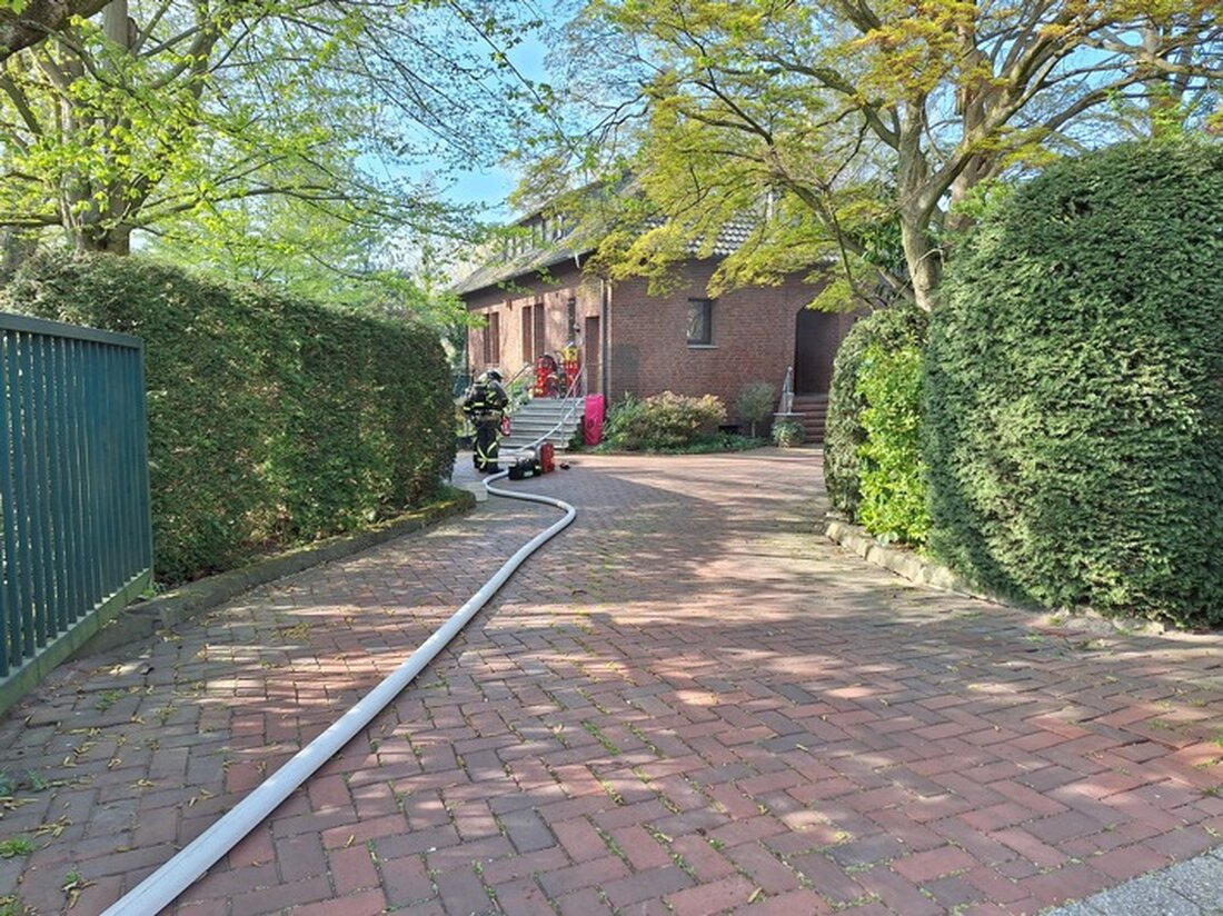 Feuerwehr Bocholt rückte am Theodor-Heuss-Ring zu einem Zimmerbrand aus. Brand schnell gelöscht, eine Person verletzt, aber in Sicherheit.