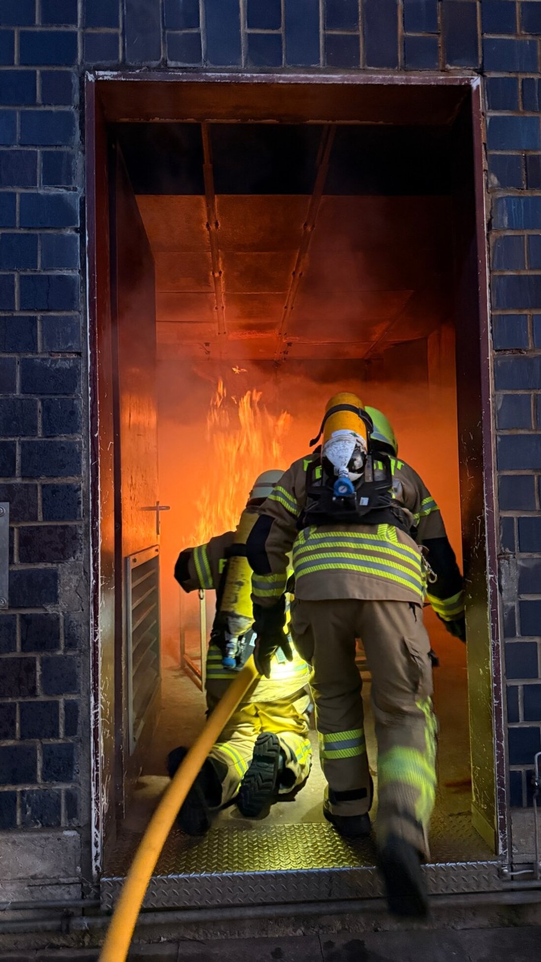 Feuerwehr Detmold rettet Bewohner nach Brandausbruch in Heidenoldendorf. Rauchmelder alarmierte Einsatzkräfte um 00:43 Uhr.