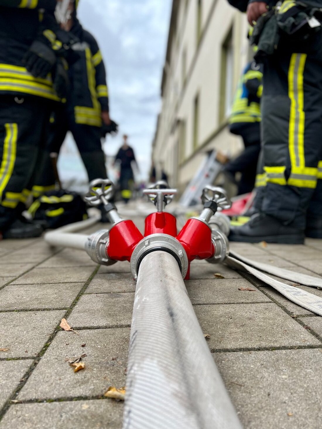 Feuerwehr Neuss rettete Bewohner nach Zimmerbrand in Holzheim. Einsatzkräfte verhinderten Ausbreitung auf das gesamte Dachgeschoss.