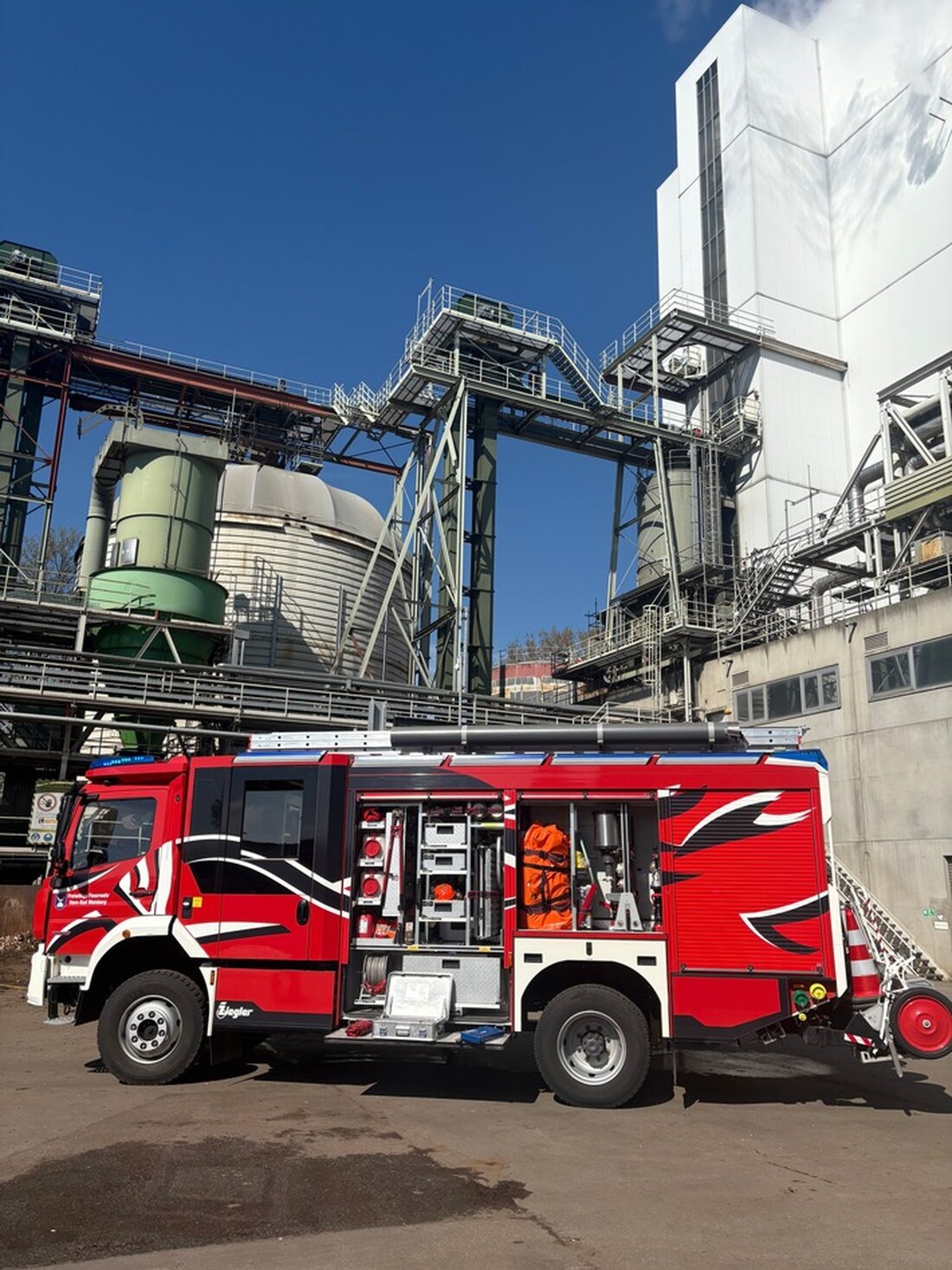 Am Ostermontag, 21. April 2025, kämpfte die Feuerwehr Horn-Bad Meinberg fünf Stunden gegen ein verheerendes Feuer in einer Holzverarbeitungsanlage.