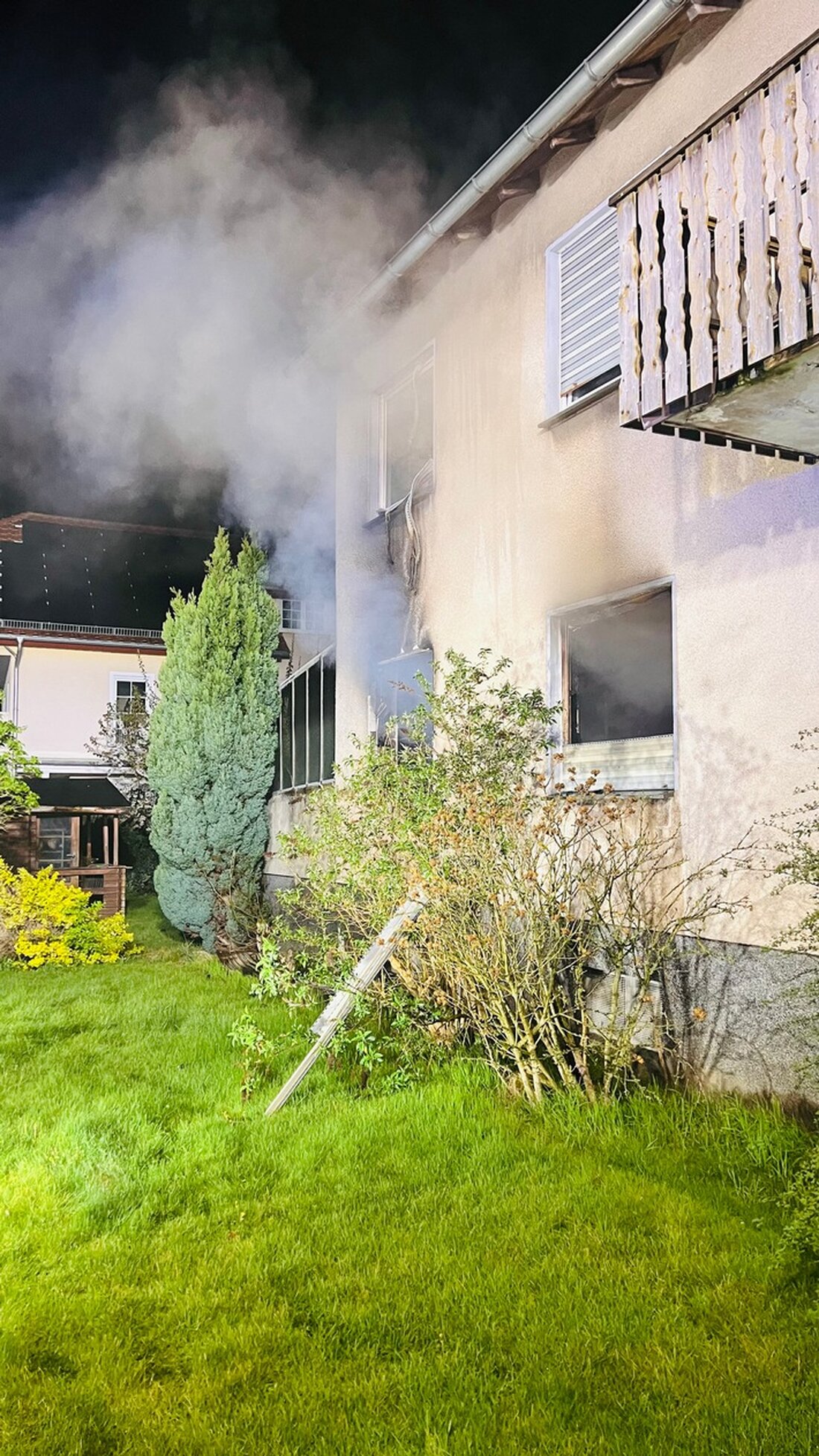 Feuerwehr Paderborn kämpfte am 13. April 2025 gegen einen Zimmerbrand in Schloß Neuhaus. Brandursache unklar, Wohnung unbewohnbar.