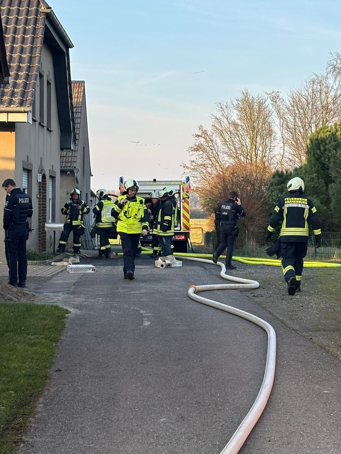 Freiwillige Feuerwehr Kranenburg löschte Schwelbrand im Kinderzimmer in Zyfflich. Schnelles Eingreifen verhinderte Schlimmeres.