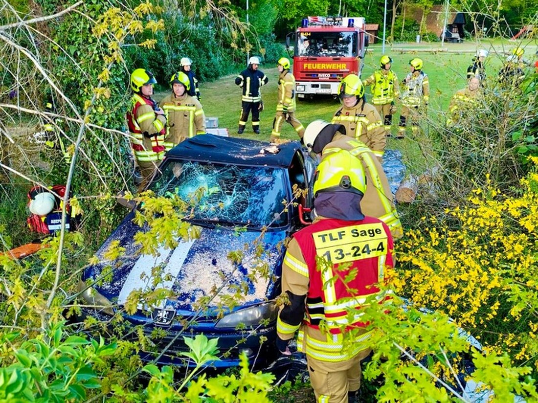 Die Feuerwehr Sage und Huntlosen führten eine realistische Übung zu Verkehrsunfällen durch, um die Rettungsfähigkeiten zu verbessern.