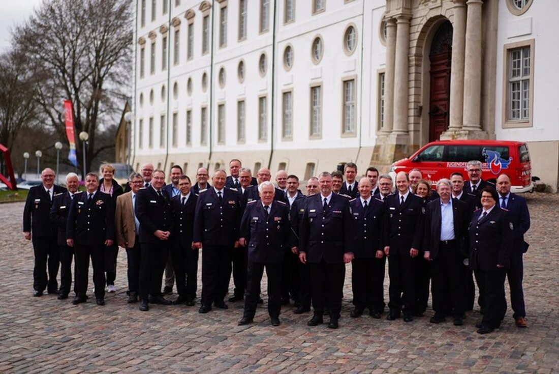 Feuerwehren Schleswig-Holsteins fordern einen neuen O-Plan für den Bevölkerungsschutz. Diskussion im Schloss Gottorf zeigt Handlungsbedarf.