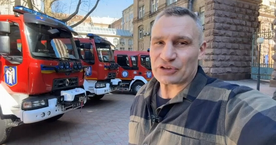 Feuerwehrfahrzeuge in Kiew eingetroffen – Vitali Klitschko bedankt sich Kiews Stadtoberhaupt Dr. Vitali Klitschko bedankt sich für die Lieferung von vier Feuerwehrfahrzeugen. Die Spende der Löschfahrzeuge in Wert von über 1,5 Millionen Euro wurde durch eine Förderung des Bundesministeriums für wirtschaftliche Zusammenarbeit (BMZ) ermöglicht. Die Hilfsgüterlieferung wurde im Rahmen des städtischen Koordinierungsstabs zur Ukraine-Hilfe vom Referat Internationale Zusammenarbeit gemeinsam mit dem Hauptamt der Stadt Leipzig organisiert. Kiew ist eine Partnerstadt von Leipzig. Insgesamt vier neugebaute Schaumlöschfahrzeuge sind am 27. März 2023 vom polnischen Kielce auf die Reise in Leipzigs ukrainische Partnerstadt Kiew gegangen. Ein weiteres fünftes Fahrzeug, das derzeit im …