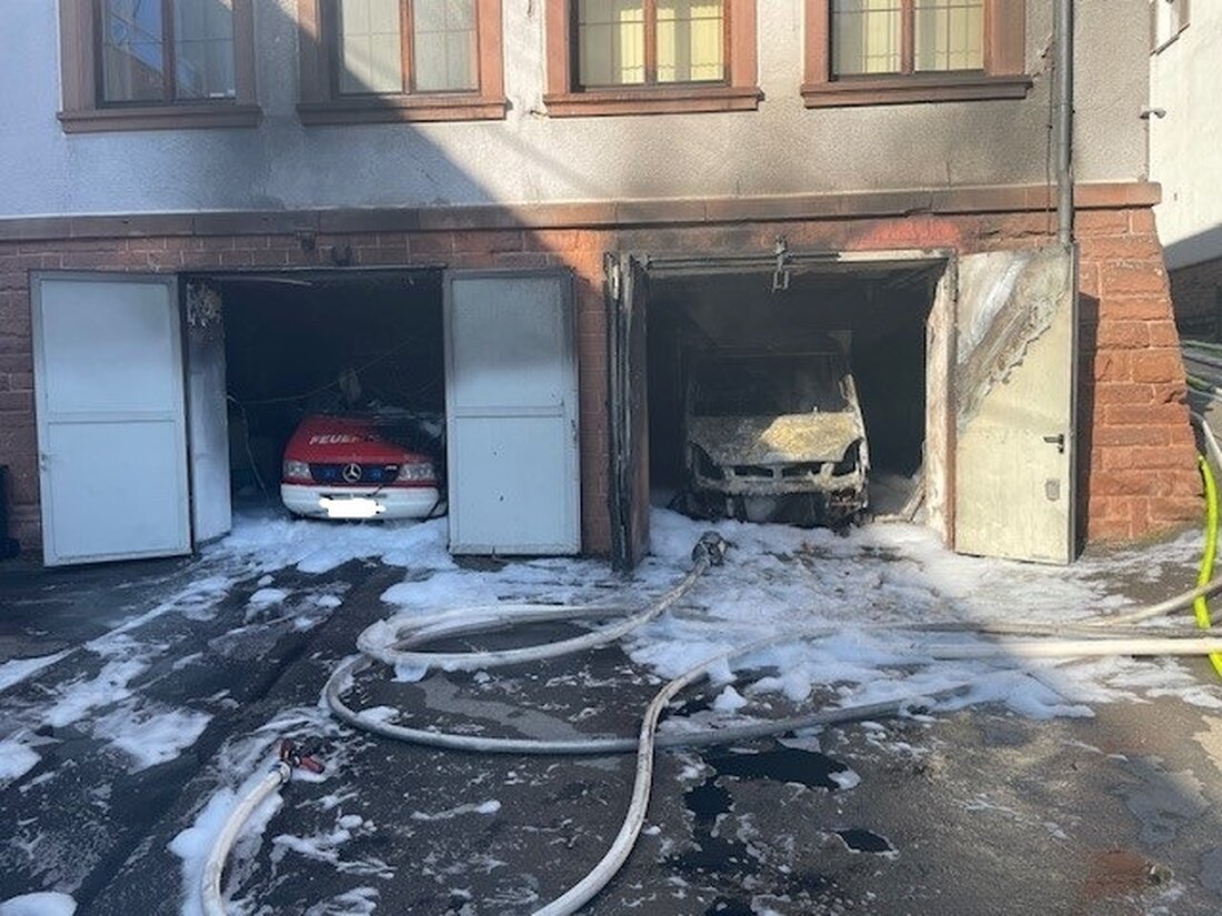 Am Sonntagnachmittag brach aus ungeklärter Ursache ein Brand im Feuerwehrgerätehaus in Frankenstein aus. Zwei Feuerwehrfahrzeuge wurden beschädigt, die umliegenden Wehren konnten den Brand schnell löschen.