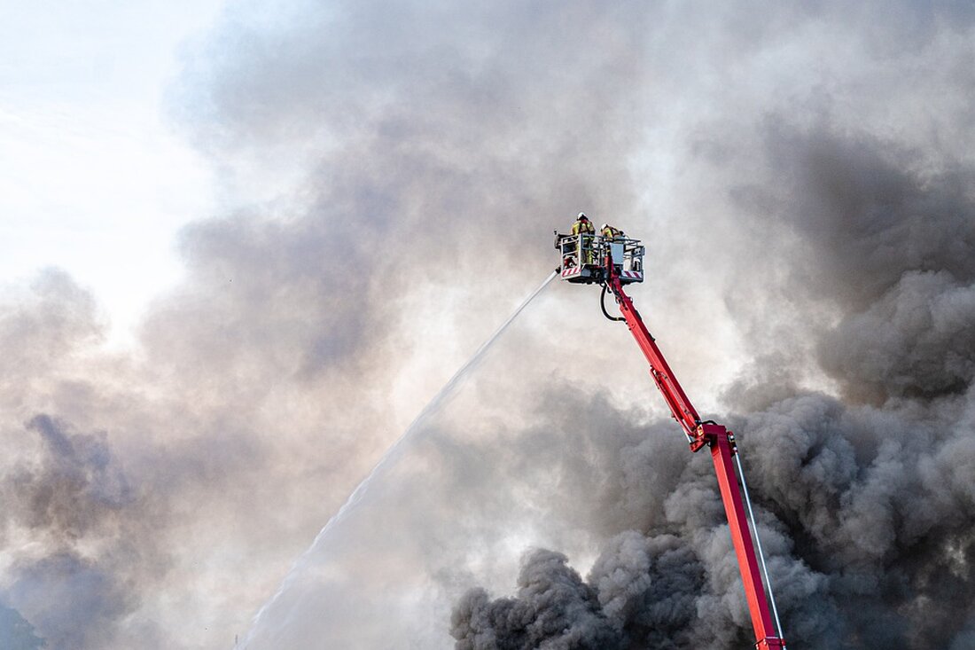 In der Nacht zu Dienstag wurde Neukölln von Brandstiftern heimgesucht. Mehrere Feuer wurden gelegt, welche von der Berliner Feuerwehr und aufmerksamen Anwohnern schnell gelöscht werden konnten. Der erste Brand ereignete sich gegen 1.10 Uhr in der Friedelstraße in Neukölln. Hier wurde ein Bauschuttcontainer in Brand gesetzt. Während die Feuerwehr gerade dabei war, das Feuer zu löschen, wurde ein weiterer Brand gemeldet: Eine Dixi-Toilette stand in Flammen. Glücklicherweise konnte ein tapferer Feuerwehrmann das Feuer rechtzeitig unter Kontrolle bringen und somit größeren Schaden verhindern. Kurze Zeit später, in der Lenaustraße, wurde ein auf der Straße stehender Bürostuhl in Brand gesetzt. Die Anwohner …