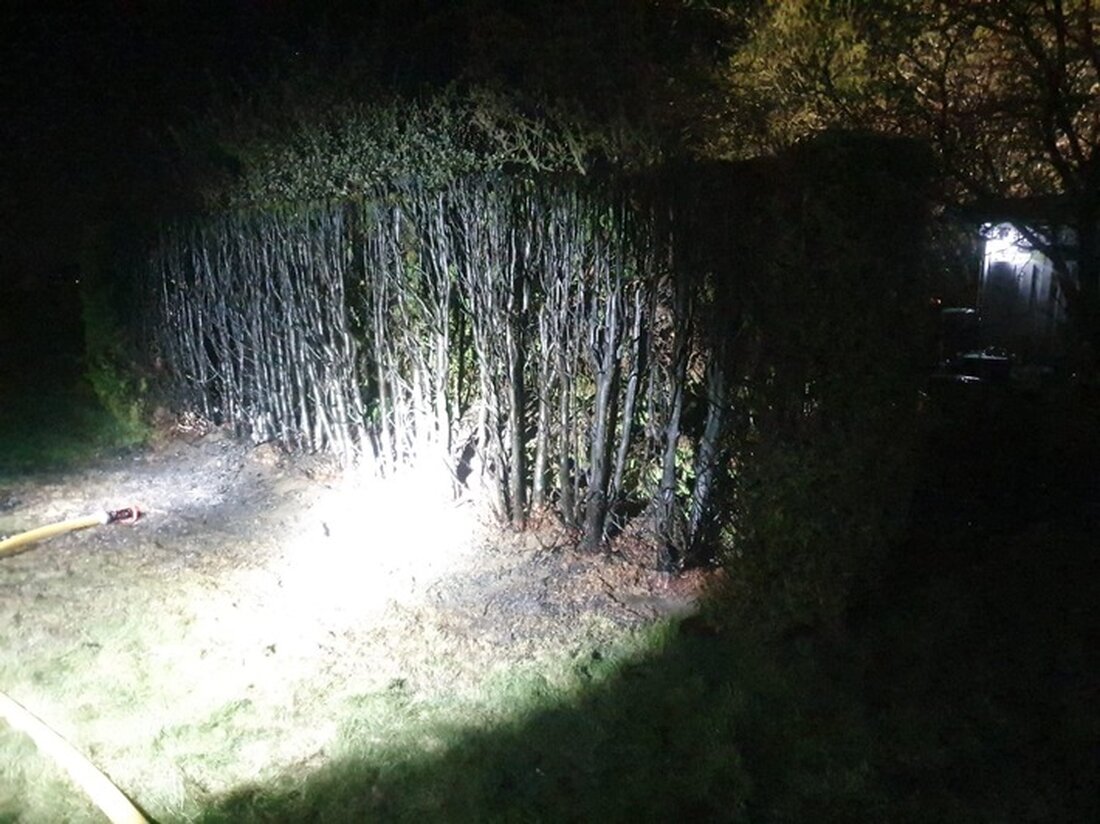 Am 05.04.2025, um 22:30 Uhr, kämpfte die Feuerwehr Lage erfolgreich gegen einen Heckenbrand, der auf eine Gartenhütte übergriff.