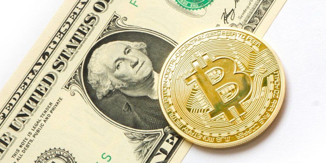 Fidelity lobt Bitcoin und sagt, dass „monetäre Netzwerkeffekte“ unschlagbar seien. Es heißt, der erste technologische Durchbruch von Bitcoin sei nicht als überlegene Zahlungstechnologie, sondern als überlegene Form von Geld gewesen. Am Montag, dem 31. Januar, hat Fidelity Digital Assets, der Krypto-Zweig von Fidelity Investments, einen neuen Bericht mit dem Titel „Bitcoin First“ veröffentlicht. Der Krypto-Riese teilt seine Ansichten zu Bitcoin und warum es anders behandelt wird als alle anderen digitalen Assets. Der Bericht beginnt mit einem grundlegenden und nicht technischen Überblick darüber, wie das Bitcoin-Ökosystem funktioniert. Es erklärt weiter die „durchsetzbare Knappheit“ von Bitcoin und warum die „monetären Netzwerkeffekte“ von …