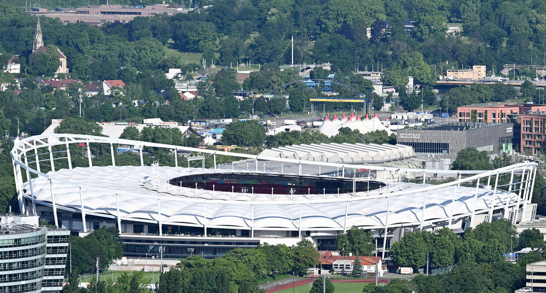 Die bevorstehende Fußball-Europameisterschaft 2024 (EURO 2024) wirft ihre Schatten voraus, insbesondere für die Stadt Stuttgart in Baden-Württemberg. Wirtschaftsstaatssekretär Dr. Patrick Rapp informierte sich vor Ort über die Vorbereitungen zur EM, die mit vier Fan-Zonen in der Stuttgarter Innenstadt eine emotionale Visitenkarte für Fußballfans und Medien aus aller Welt darstellen. Stuttgart ist nicht nur Austragungsort von fünf Spielen und Gastgeber für vier Nationalmannschaften, sondern auch das Quartier der Schweizer Nationalspieler. Dies verspricht nicht nur spannende Fußballspiele, sondern auch positive Auswirkungen auf den Tourismus und die Wirtschaft der Region. Tourismus-Staatssekretär Patrick Rapp betonte die Chance, Baden-Württemberg als attraktive Reisedestination einem internationalen Publikum …