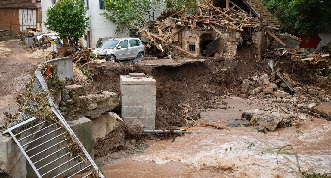 Das Land Baden-Württemberg hat angekündigt, Bürgerinnen und Bürgern sowie Unternehmen, die von den Überschwemmungen betroffen sind, durch steuerliche Erleichterungen zu unterstützen. Finanzminister Dr. Danyal Bayaz betonte die Dringlichkeit dieser Hilfe angesichts der enormen Schäden, die das Hochwasser verursacht hat und die noch nicht vollständig erfasst wurden. Die Finanzämter des Landes werden alle zur Verfügung stehenden steuerlichen Maßnahmen nutzen, um den Betroffenen entgegenzukommen. Dazu gehören beispielsweise angepasste steuerliche Vorauszahlungen, die Stundung von fälligen Einkommen-, Körperschaft- oder Umsatzsteuerbeträgen sowie die Möglichkeit, Vollstreckungen aufzuschieben, ohne Säumniszuschläge zahlen zu müssen. Betroffene können sich direkt an ihr zuständiges Finanzamt wenden, um von diesen Erleichterungen Gebrauch …