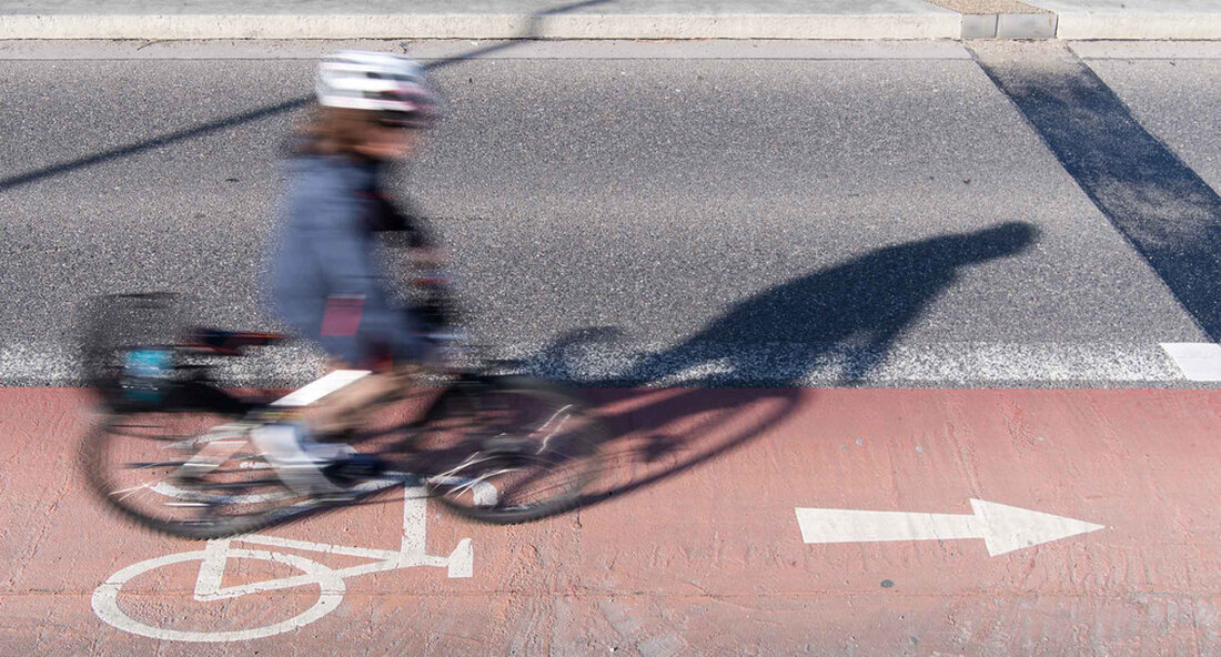 Im Rahmen des neuen Bundesprogramms „Stadt und Land“ werden 70 Millionen Euro für den Ausbau der kommunalen Radverkehrsinfrastruktur in Baden-Württemberg eingesetzt. Baden-Württemberg ist das erste Bundesland in Deutschland, das die Gelder bereits vollständig für konkrete Projekte bereitgestellt hat. Kaum begonnen – konkrete Projekte werden bereits umgesetzt. Seit Anfang des Jahres können Kommunen im ganzen Land Radverkehrsmaßnahmen am neuen Bundesprogramm „Stadt und Land“ registrieren, um Radverkehrsinfrastruktur zu finanzieren. Insgesamt stellt der Bund bis 2023 rund 657 Millionen Euro zur Verfügung. Baden-Württemberg hat einen Anteil von rund 70 Millionen Euro. Baden-Württemberg ist das erste Bundesland in Deutschland, das die Gelder bereits vollständig …
