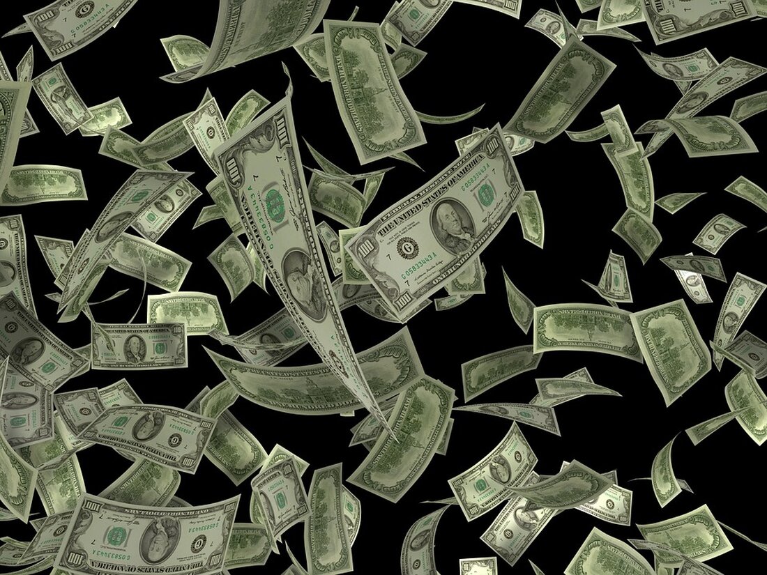 Die Bezirksfinanzen waren in den letzten Wochen ein viel diskutiertes Thema in Berlin. Besonders das Neuköllner Bezirksamt sorgte für Aufsehen, als es veröffentlichte, welche Auswirkungen die zugewiesenen Gelder auf die vielen freiwilligen Angebote hätten, die die Bezirke selbst steuern können. Glücklicherweise hat der Finanzsenator nach einem Hilferuf des Bezirksbürgermeisters Martin Hikel reagiert und Verbesserungen vorgenommen. Trotzdem reicht das Ergebnis noch lange nicht aus, um alle Leistungen für die Bürgerinnen und Bürger aufrechtzuerhalten. Egal ob es um Spielplätze, Personalausweise oder Sozialarbeit für Drogenkonsumierende geht. Ein Großteil der Gelder, die die Bezirke erhalten, ist bereits fest gebunden. Beispielsweise für Sozialleistungen oder Hilfen …