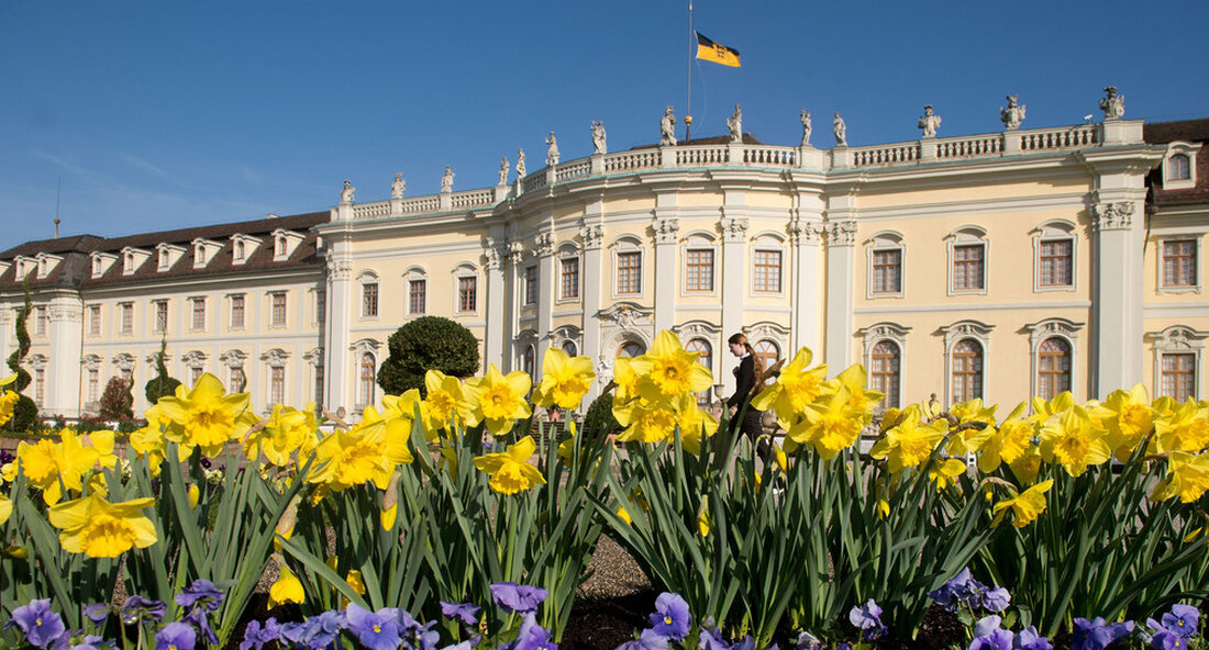 Finanzminister Dr. Danyal Bayaz besuchte das Residenzschloss Ludwigsburg sowie Kloster und Schloss Bebenhausen. Im Ludwigsburger Residenzschloss läuft derzeit ein Projekt von europäischem Rang mit der originalen Ausstattung der königlichen Wohnung und dem Erhalt der dazugehörigen Kunst- und Einrichtungsgegenstände. In Schloss Bebenhausen werden derzeit zahlreiche Maßnahmen zur barrierefreien Gestaltung umgesetzt. Finanzminister Dr. Danyal Bayaz besuchte am Dienstag zwei Denkmäler des Landes: die Residenzschloss Ludwigsburg wie Kloster und Burg Bebenhausen. Das Ludwigsburger Residenzschloss war die erste Station der Schlossbesichtigung. Die königlichen Gemächer im Schloss vom Anfang des 19. Jahrhunderts werden derzeit in ihrer ursprünglichen Form restauriert und die dazugehörigen Kunstwerke und Einrichtungsgegenstände …