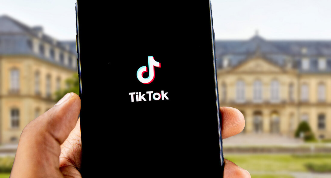Finanzministerium startet Kanal auf TikTok Das Finanzministerium hat einen neuen Kanal auf dem beliebten Videoportal TikTok gestartet. Unter dem Namen „finanzenbw“ wird das Online-Team des Ministeriums künftig Beiträge veröffentlichen. Mit dieser Entscheidung reagiert das Finanzministerium auf die steigende politische Relevanz von TikTok, insbesondere bei jüngeren Nutzern. Laut einer aktuellen Studie von ARD/ZDF ist TikTok eine der am häufigsten genutzten Social-Media-Plattformen, vor allem bei der jungen Zielgruppe im Alter von 14 bis 29 Jahren. Mit über 20 Millionen Nutzern allein in Deutschland ist TikTok zu einem wichtigen Kommunikationskanal geworden, um junge Menschen zu erreichen. Finanzminister Dr. Danyal Bayaz betonte die Bedeutung …
