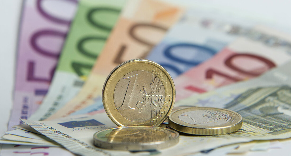 Das baden-württembergische Finanzministerium hat ein externes Rechtsgutachten in Auftrag gegeben, um die möglichen Auswirkungen des Urteils des Bundesverfassungsgerichts zur Schuldenbremse für das Land zu bewerten. Hintergrund des Gutachtens ist das Urteil des Bundesverfassungsgerichts, das den zweiten Nachtragshaushalt 2021 der Bundesregierung für verfassungswidrig erklärt hat. Das Urteil wirft auch für die Haushaltspraxis in Baden-Württemberg wichtige Fragen auf, insbesondere in Bezug auf den Umgang mit Kreditermächtigungen. Das Gutachten wird von Professor Hanno Kube von der Universität Heidelberg erstellt, einem Verfassungsjuristen und Experten für Finanz- und Steuerrecht. Es soll unter anderem klären, wie künftig mit Kreditermächtigungen umzugehen ist, insbesondere im Hinblick auf die …
